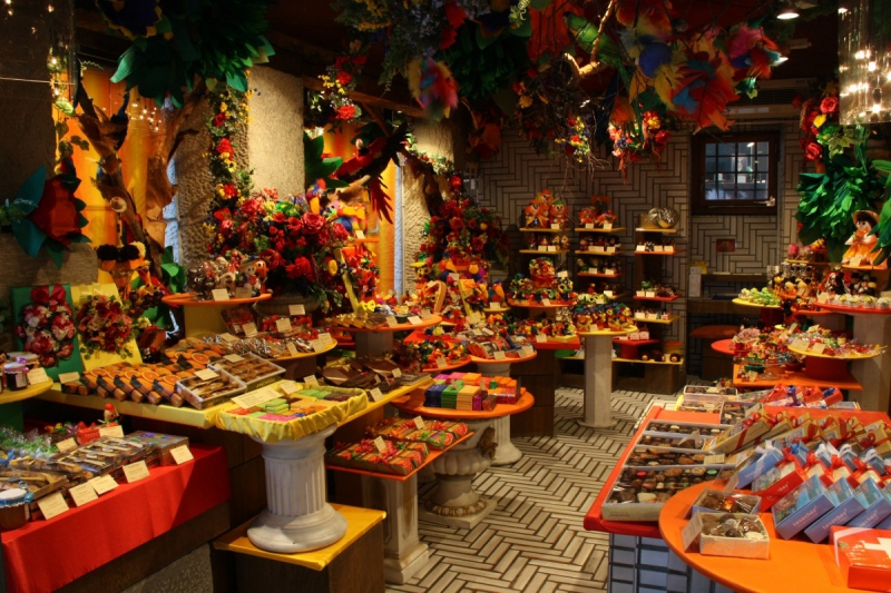 vitrine-CORRENS-min_candy_store_chocolate_shop_chocolate_switzerland-393515