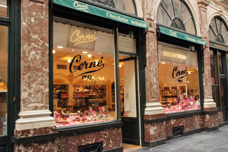 vitrine-CORRENS-min_chocolate_chocolaterie_shop_luxury_chic_gallery_brussels_belgium-558146